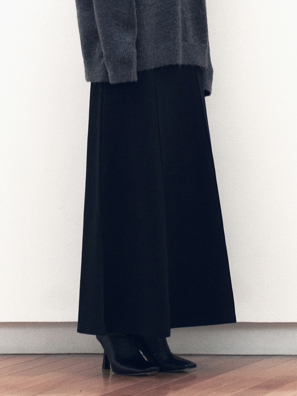 Slit Pintuck Flare Long Skirt (Black)