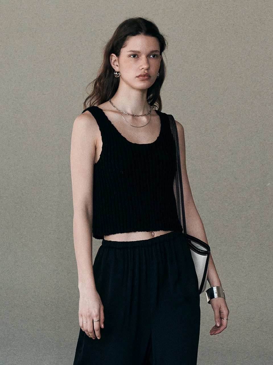 Button Point Sleeveless Knit Top (Black)